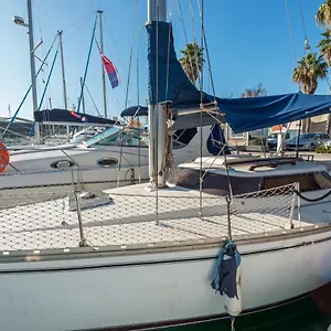  Botel Pequeno Velero En Port Forum Ideal Backpackers
